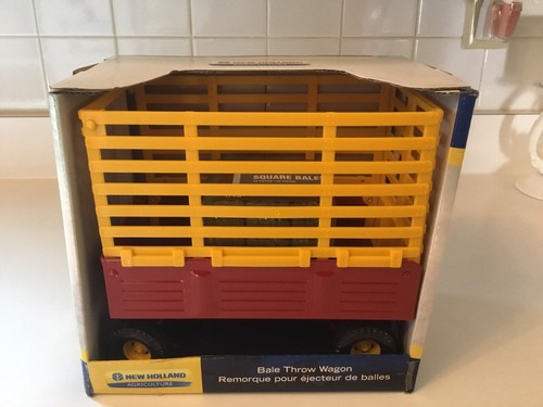 1:16 New Holland Bale Throw Wagon by Ertl 13784 - Picture 2 of 6