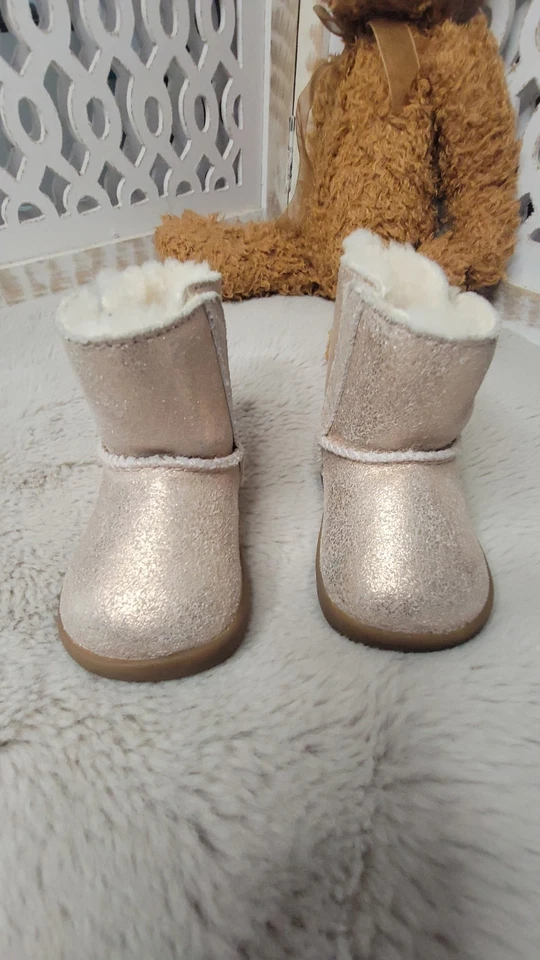 二手婴儿 UGG Sparkly 金属金色美国 2/3 靴子 美国 2/3 — 第 2/4 张图片