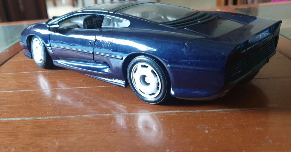 Maisto 1/18 scale Diecast - 31807 Jaguar XJ220 1992 Dark blue - Immagine 3 di 4