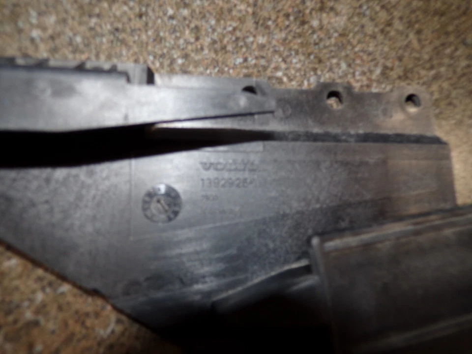 Новый из старых запасов подлинный оригинальный производитель Volvo #1392926-0 LH кронштейн крышки переднего бампера 740,760,940, SE,960 - Изображение 4 из 4