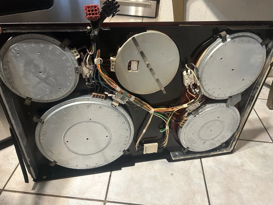 通用电气:电动范围:Just The Glass Top With The Burners — 第 3/3 张图片