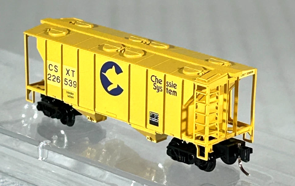 MICRO-TRAINS Z SC 2-BAY COVERED HOPPER CAR CSX/CHESSIE 53100331 - Image 2 of 3