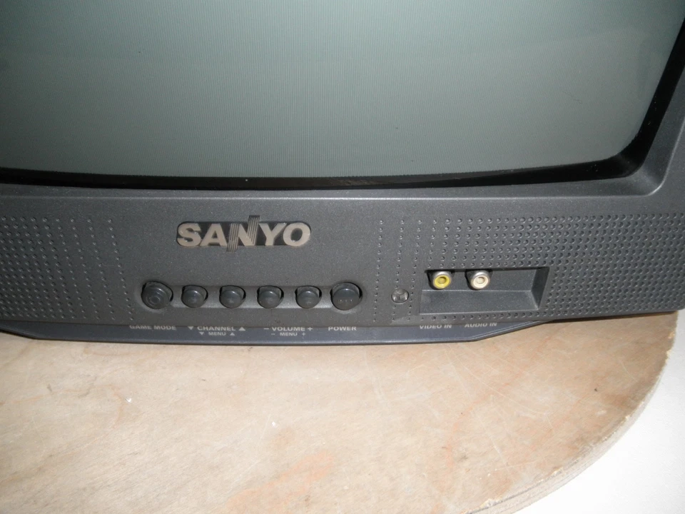 Sanyo 13" CRT Retro Gaming Color TV DS13310 A/V RCA Inputs No Remote Tested - Image 4 of 4