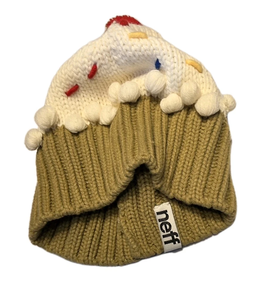 Estilo: Gorro CupcakeDetalles de diseño: pompón rojo “cereza” en la parte superior Foto 3 de 4