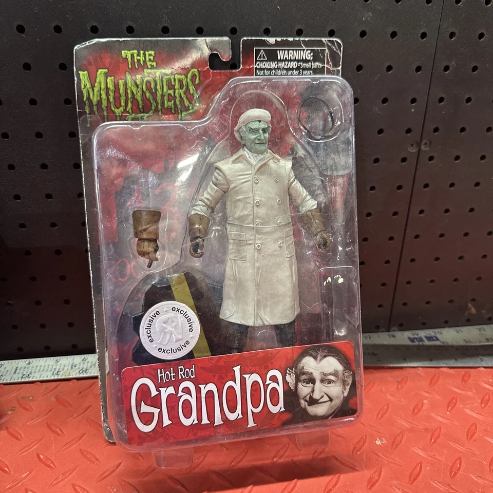 Figura de acción The Munsters Hot Rod Grandpa exclusiva de Toys R Us Foto 2 de 4