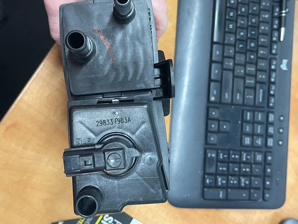 Nuevo bote de vapor de combustible Ford Edge 2015-2018 OEM F2GZ9D653C 15-18 Foto 3 de 3