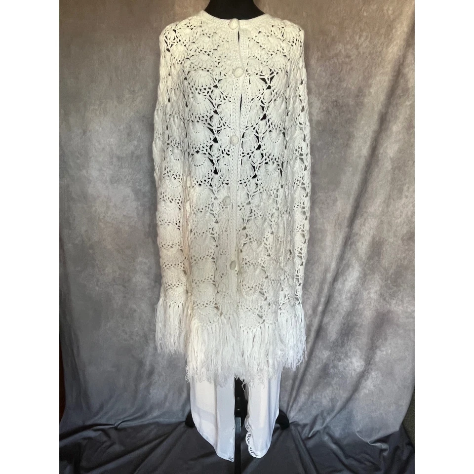 Mantón con flecos de ganchillo de colección años 60 70 blanco hecho a mano agujeros para brazos usado en excelente estado Foto 2 de 4
