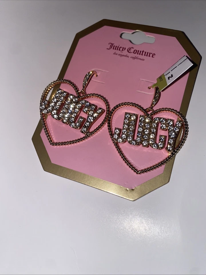 Brincos LOGOTIPO coração “Juicy Couture Jewelry” tom dourado e strass 2” - Imagem 2 de 3