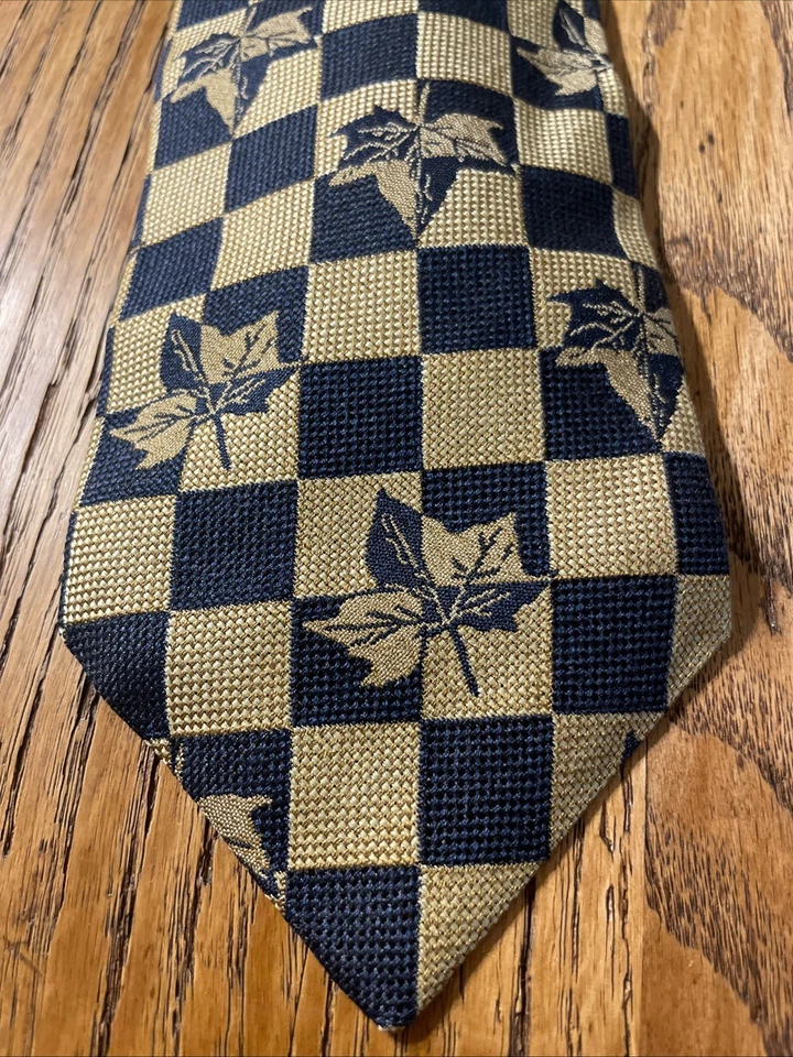 Corbata de seda vintage usada en excelente estado Tino Cosma para hombre hecha en Italia a cuadros/hojas Foto 2 de 4