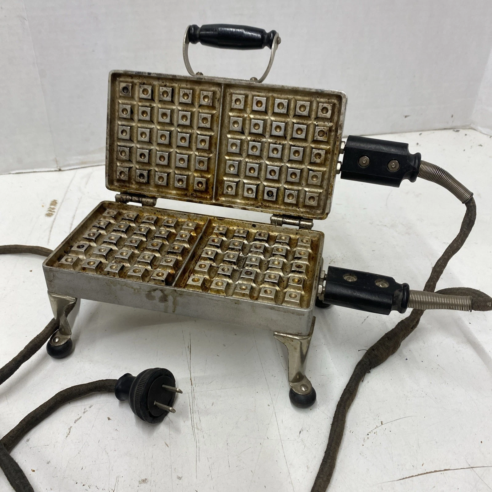 Antique Early 1900s Landers Frary Clark Waffle Maker Art Deco Kitchen Works E393