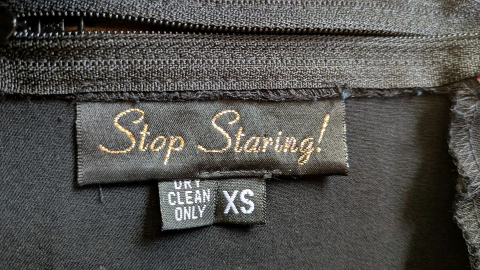 Vestido negro manga gorra Stop Staring con botones rojos talla XS Foto 3 de 4