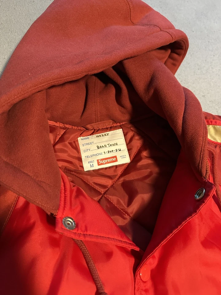 Jaqueta Supreme Stadium com Capuz Vermelha/Dourada SS24 Tamanho M - Usado - Imagem 3 de 3