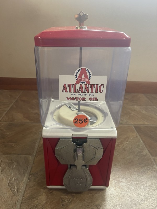 ATLANTIC GAS & Oil bubblegum machine--25 cents--A  & A brand--works + key