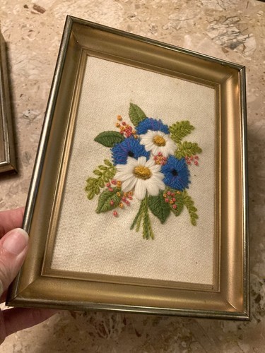 Vintage MCM Crewel Needlepoint Framed Lot Of 2 Flowers Daisy Bouquet - Picture 4 of 9