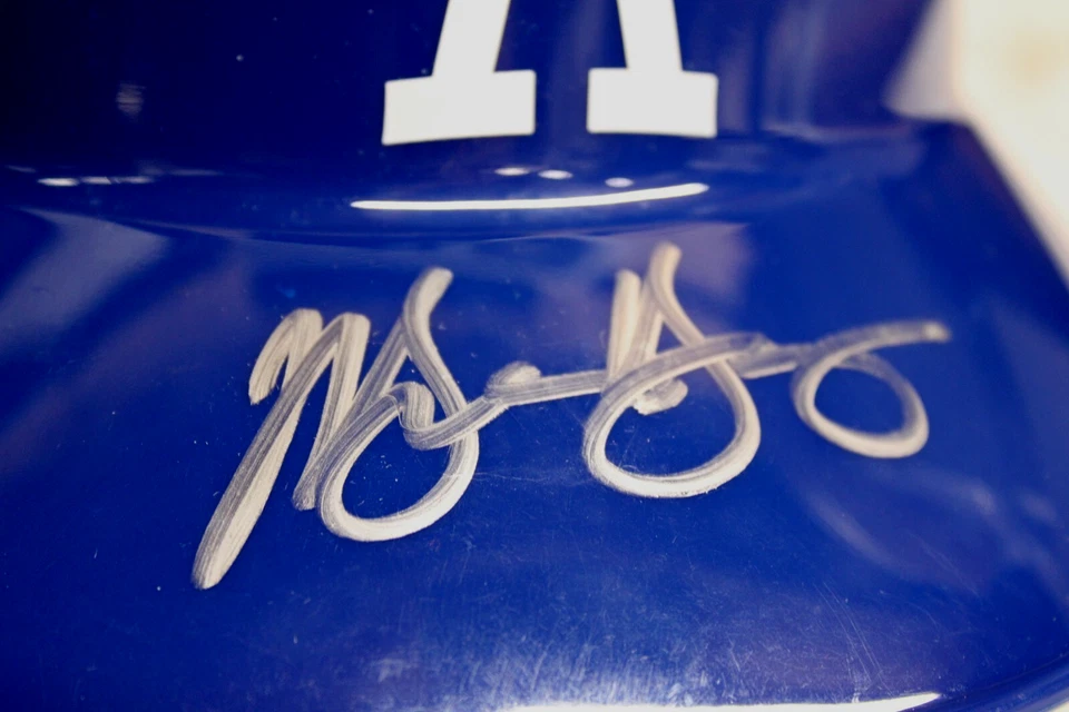 Полноразмерный пластиковый шлем с автографом Майкла Янга из Dodgers (чернила для игры в мяч) - Изображение 2 из 4