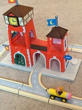 Richard Scarry's Busytown Play Set Town Hall w/ Track & Pencil Car (Incomplete)