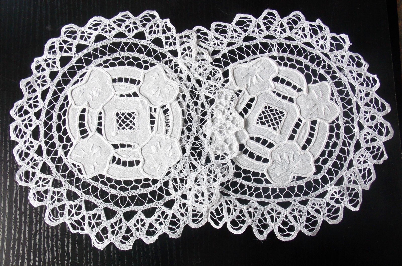 Napperons brodés main Renaissance lot de 2 napperons ronds de 25cm blanc