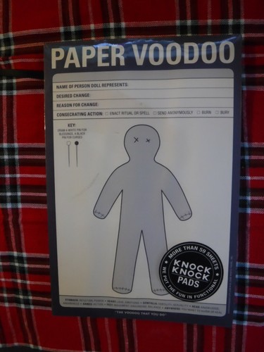 Neuheit Gag Geschenktuch Voodoo Puppe plus ungeöffnetes Papier Voodoo ""Klopfen"" Pad - Bild 6 von 9