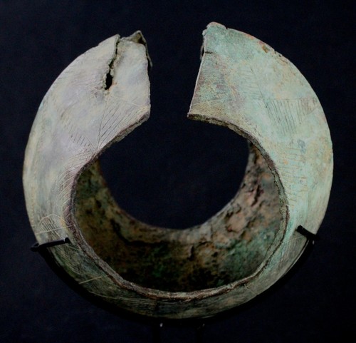 Art Africain - Bracelet Monnaie en Bronze Gan avec Socle Pièce Massive - 28 Cms - Photo 5 sur 12