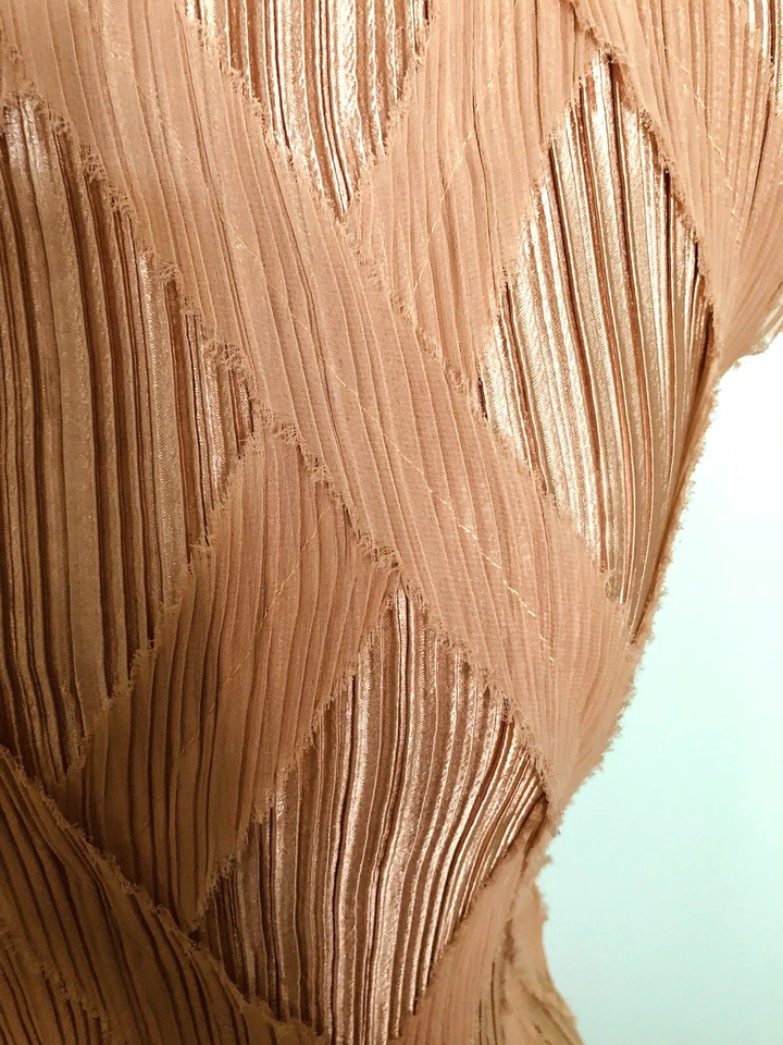 NICOLA MUJER TOP SIN MANGAS COLOR DORADO BRILLANTE TELA ACANALADA ELÁSTICA TALLA PM Foto 4 de 4