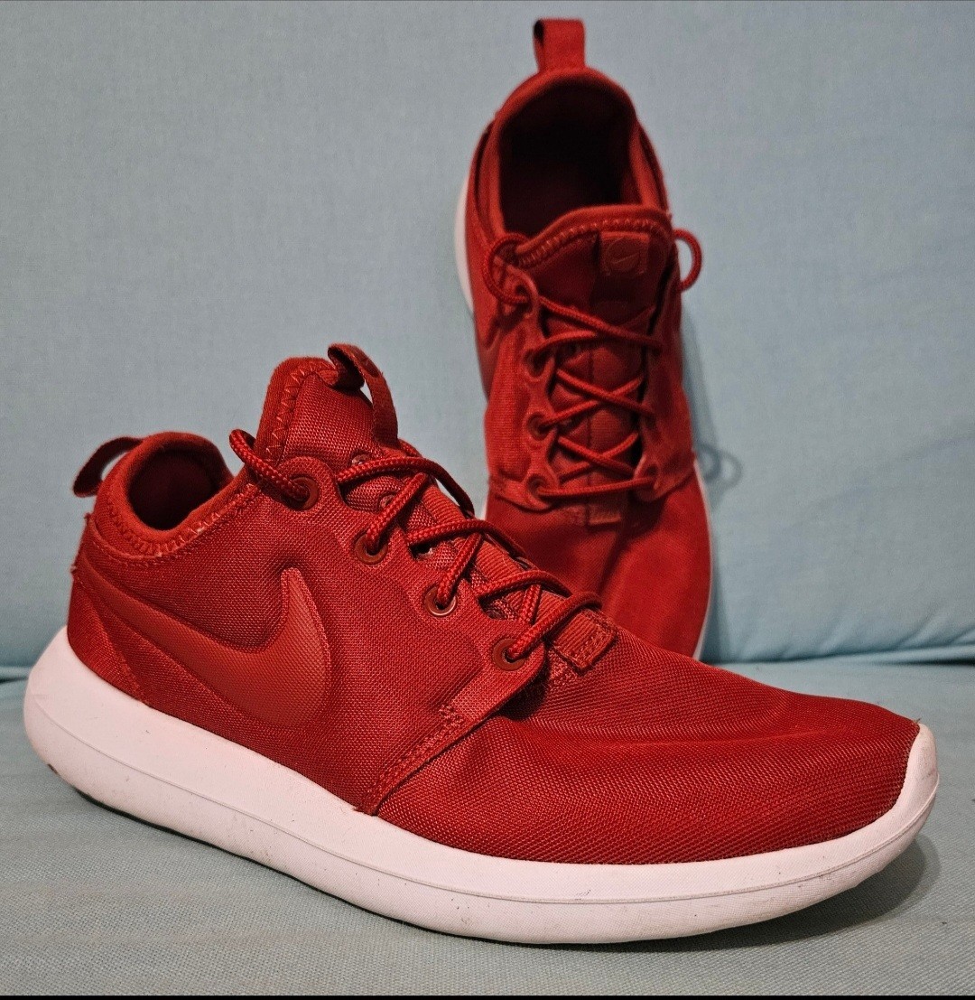 Women's Size 7.5 Nike Tennis Shoes