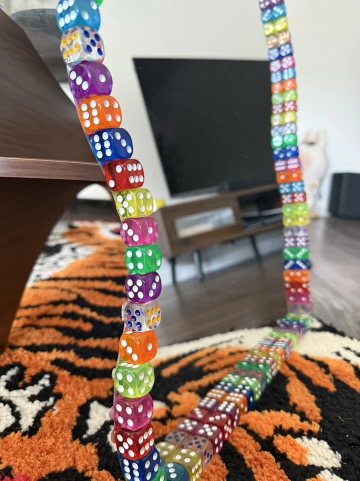 Espejo con marco de dados ondulados Foto 3 de 3