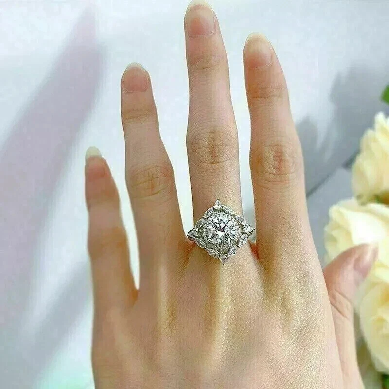 Anillo estilo Art Deco creado en laboratorio con diamantes para fiesta para ella acabado de oro blanco de 14 k Foto 2 de 4