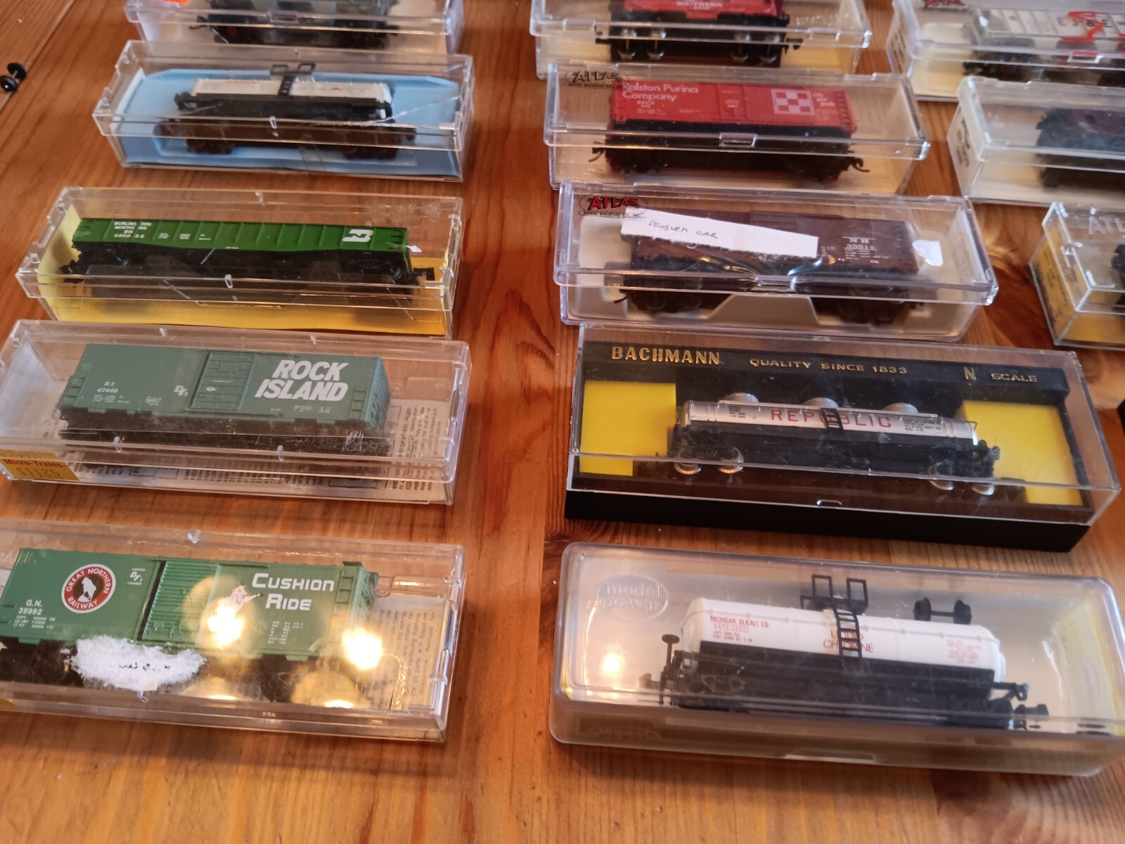 n gauge trains lot 2 engines 21 cars in cases Bachmann Atlas Microtrain
