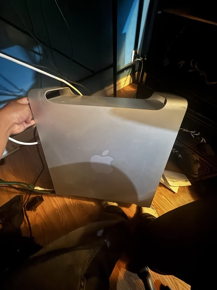 Apple Mac Pro A1289 2.4 GHz 8-Core Intel Xeon 64GB RAM 1TB HD w/Cinema Display - Image 4 of 4