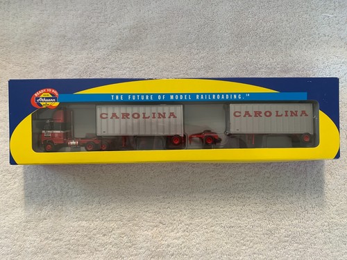 Athearn #91132 escala HO Carolina Freightliner con dos remolques de cuña de 28' | Condition: New