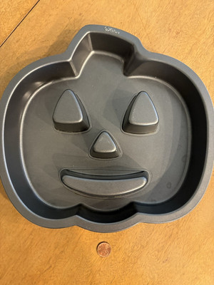 WILTON Non-Stick Halloween Pumpkin Jack-o-Lantern CAKE PAN Non Stick 11''