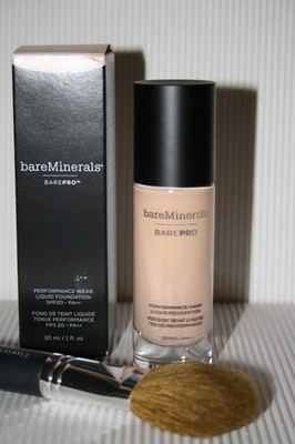 bareMinerals - BarePro Performance Wear Foundation SPF 20 Cashmere 30ml & Pinsel