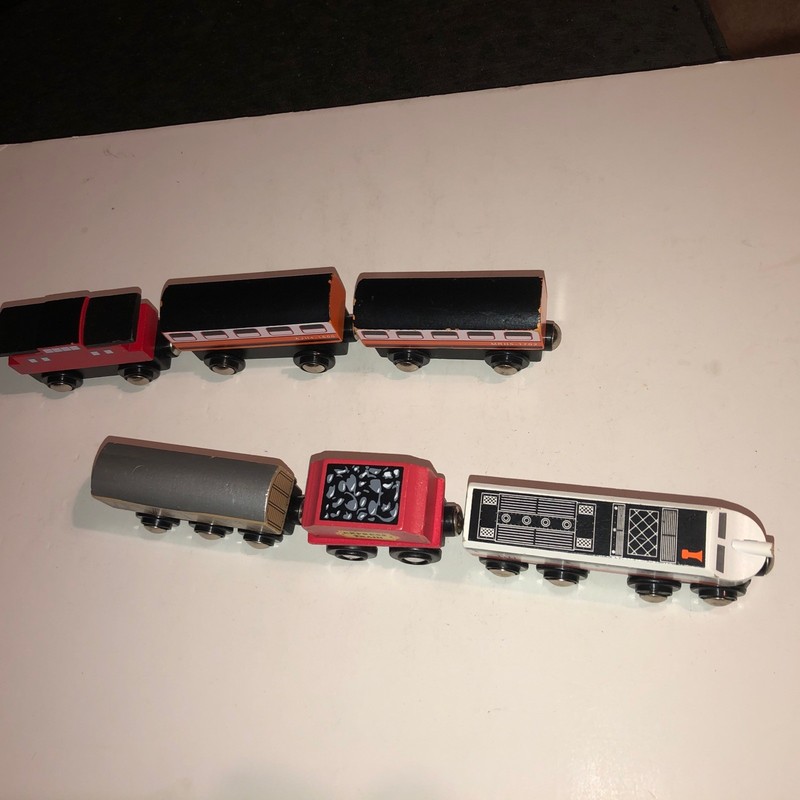 MELISSA AND DOUG   Wooden Train :Engine, 4 Cars & Caboose  —  Magnetic