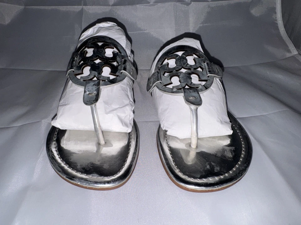Tory Burch - Sandalia Tanga Miller Mujer Charol Plateado Metálico Talla 8.5 Foto 2 de 4
