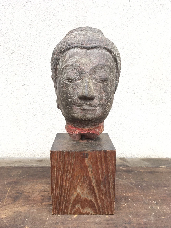 16th century Thai Carved Sandstone Buddha Head with a Beautiful aged Patina - Image 4 of 4