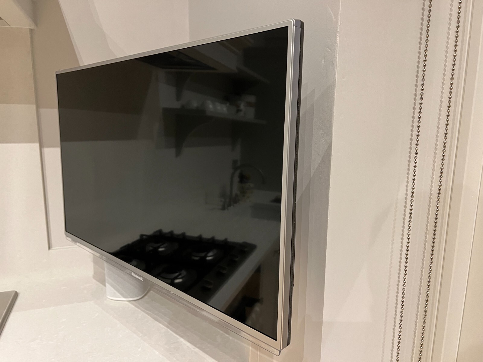 Panasonic TX L32E6B LCD Freeview HD TV with remote and OMP arm