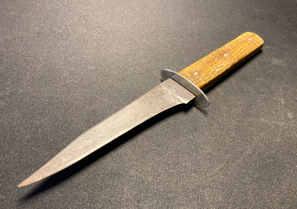 CUCHILLO DE CAZA 1925/1932 ESTUCHE RARO PROTECTOR DE ALUMINIO/ACERO AL CARBONO Y HOJA FIJA HUESO Foto 3 de 4