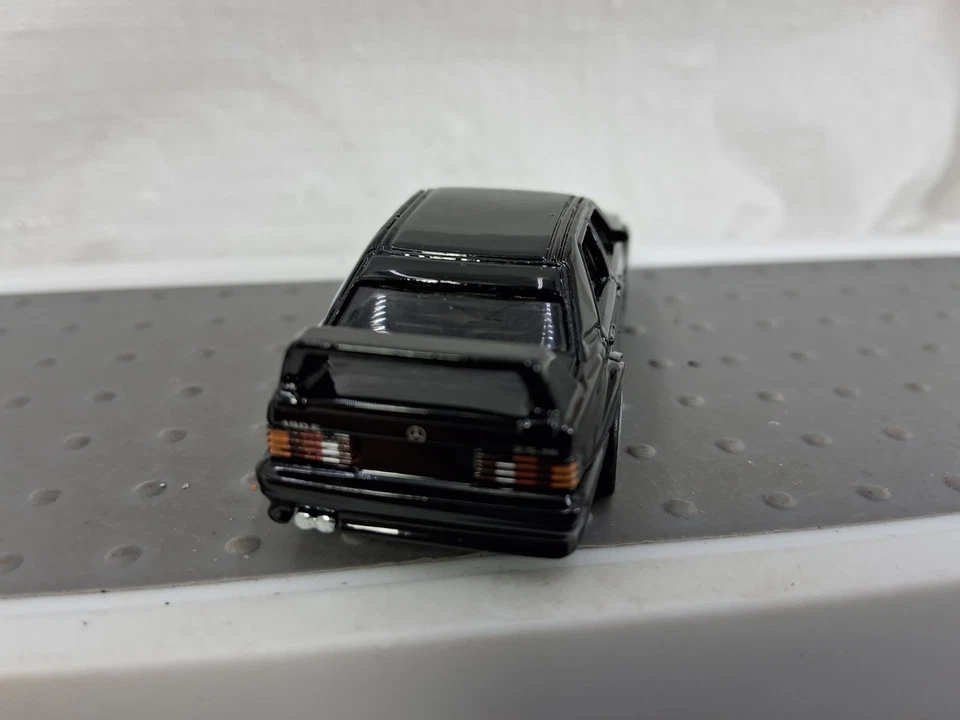 Hot Wheels Modern Classics Mercedes Benz 190E 2.5-16 Negro Real Riders Die Cast Foto 4 de 4