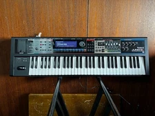 ROLAND JUNO-Gi Mobile Synthesizer with Digital Recorder w/ bag power supply