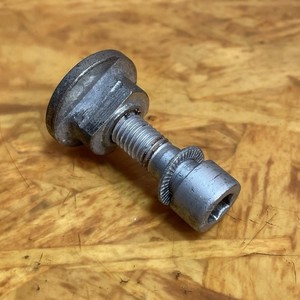 KTM 640 DUKE 2 LC4 Bremssattel Schraube und Schieber hinten 2000 - 2006 OEM Original