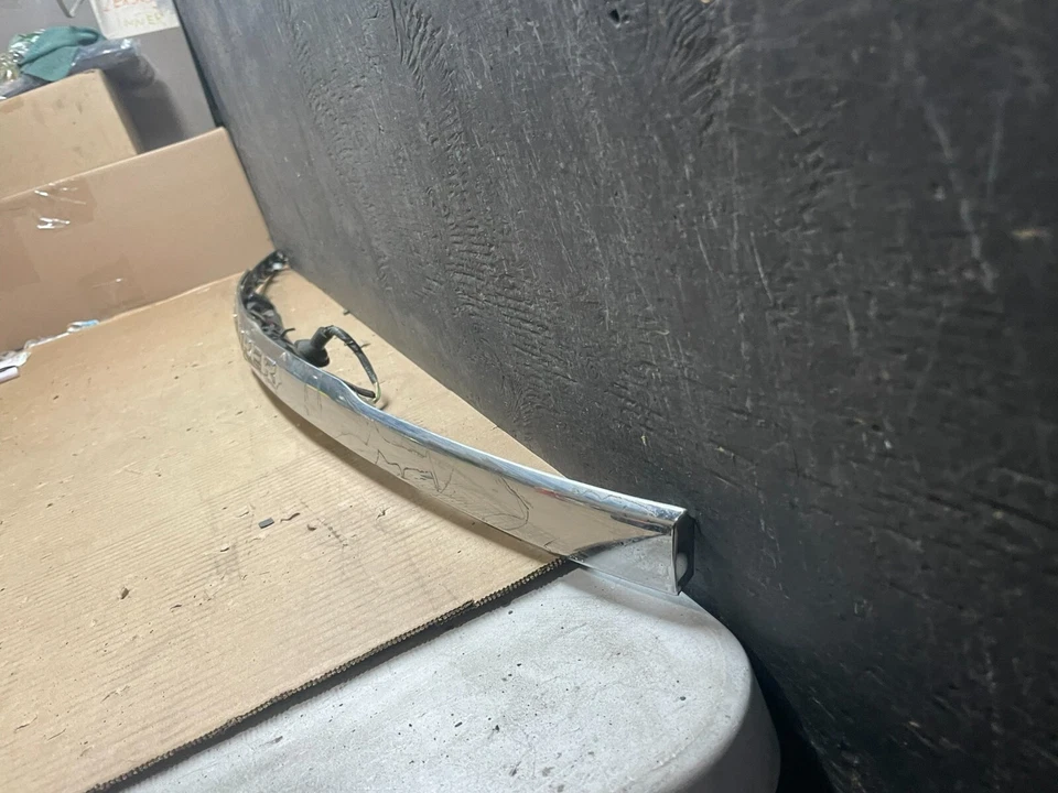 Moldura de puerta trasera Ford Explorer 2011 a 2014 con cámara L9254 DG Foto 2 de 4