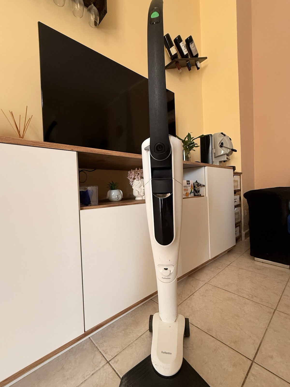 Folletto aspirapolvere verticale bianco e nero, scopa elettrica verticale