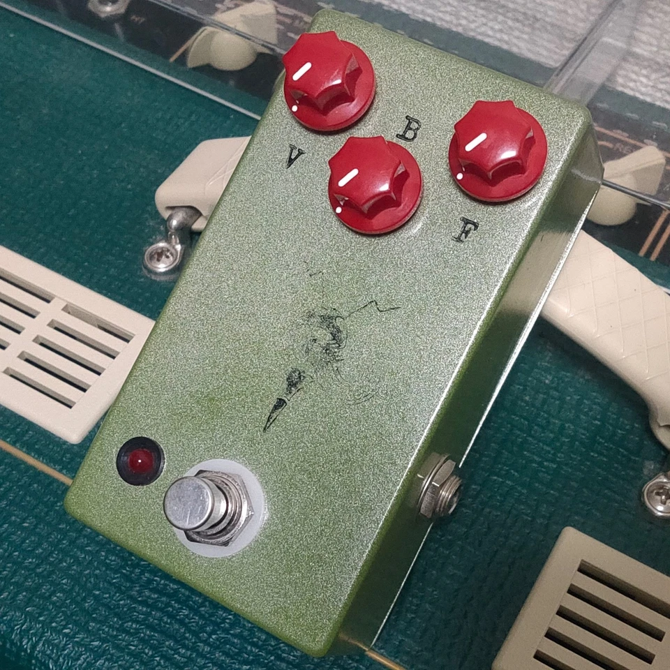 Pedal de efectos de bajo para guitarra JHS The Pollinator Fuzz V1 estampado a mano con caja hecho en Estados Unidos Foto 2 de 4