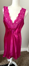 New JC PENNEY DELICATES M Fuchsia Pink Silk-y Knit Lace Chemise NIGHTGOWN PJ V
