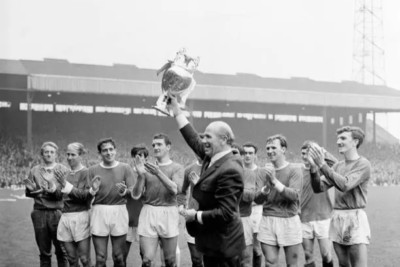 Manchester United Manager Matt Busby Holding Trophy 1967 4x6 FOTO