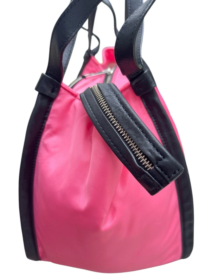 Bolso de hombro Marc Jacobs rosa de nailon deportivo con cremallera superior para gimnasio Foto 2 de 4