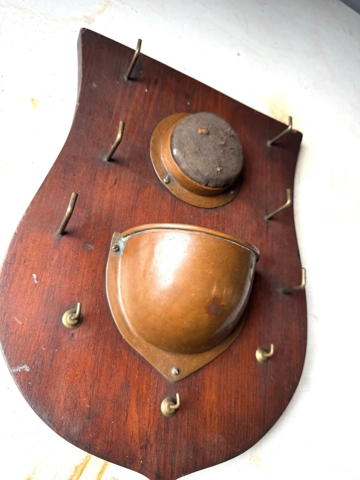 Старинная винтажная настенная стойка для ключей с латунной чашкой и крючками - Изображение 2 из 4