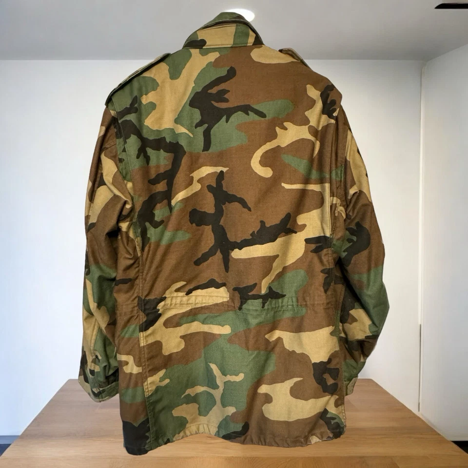 Abrigo Chaqueta Forrada de Campo Emitido por el Ejército de los Estados Unidos Clima Frío Bosque Camuflaje Talla M Foto 2 de 4