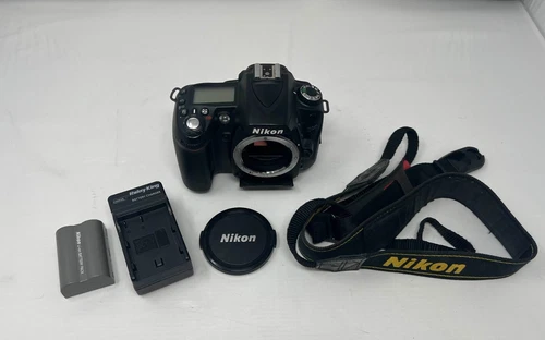 Nikon D90 12.3MP Digital SLR Camera Body Bundle WORKING