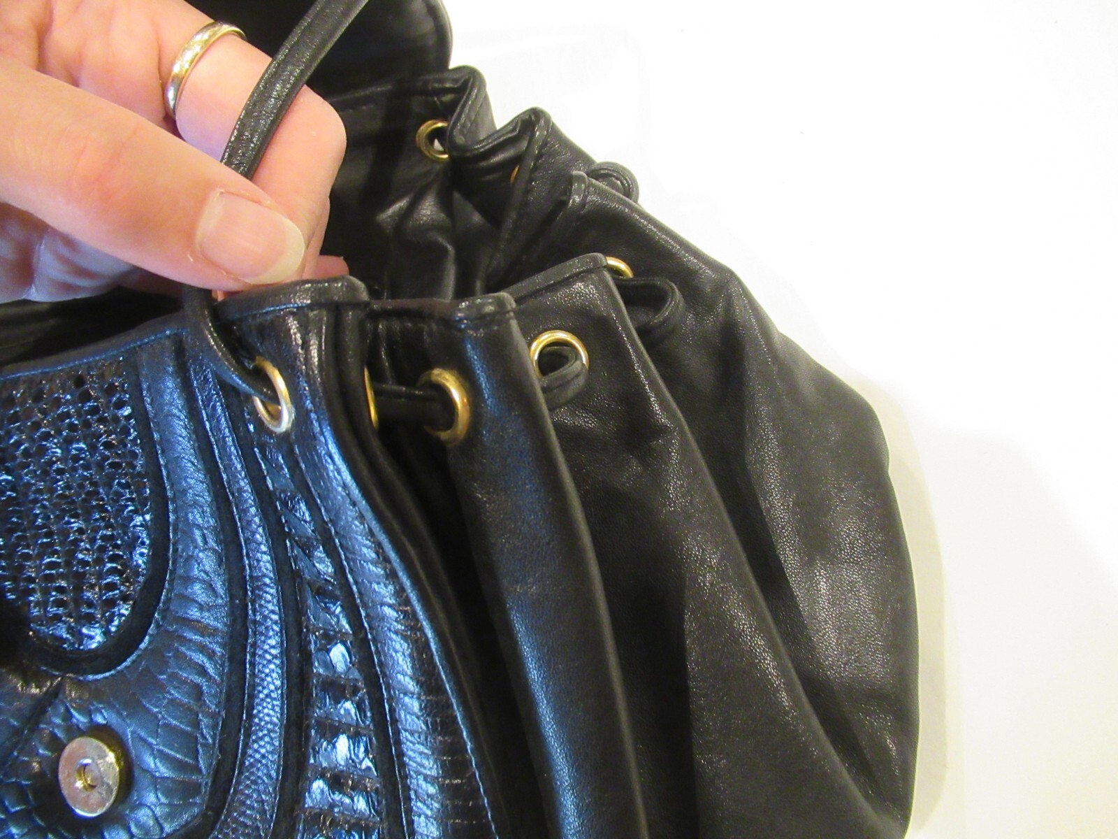 Andre Cellini black leather patterned purse, c. 1… - image 4